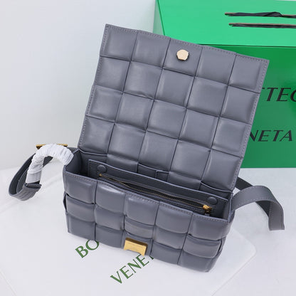 Bottega Veneta Classic size Padded Cassette leather bag 💚 - onlinechics.com