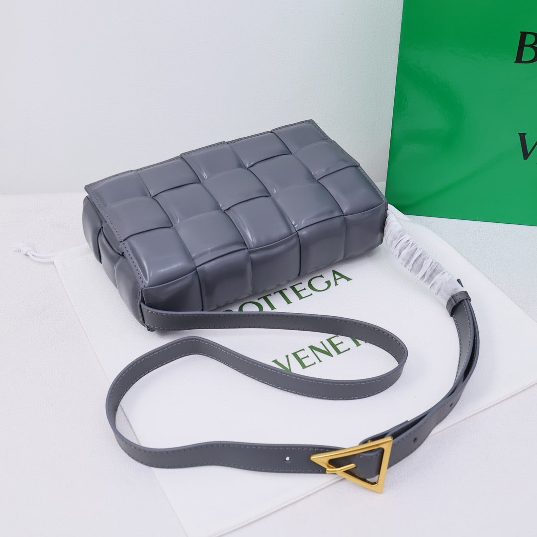 Bottega Veneta Classic size Padded Cassette leather bag 💚 - onlinechics.com