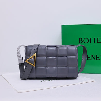 Bottega Veneta Classic size Padded Cassette leather bag 💚 - onlinechics.com