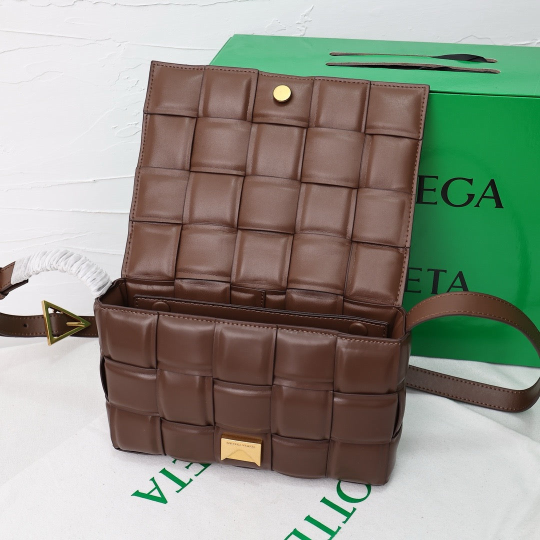 Bottega Veneta Classic size Padded Cassette leather bag 💚 - onlinechics.com