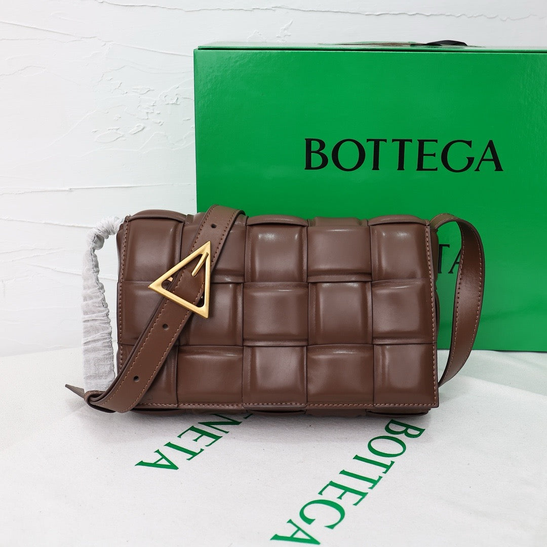 Bottega Veneta Classic size Padded Cassette leather bag 💚 - onlinechics.com