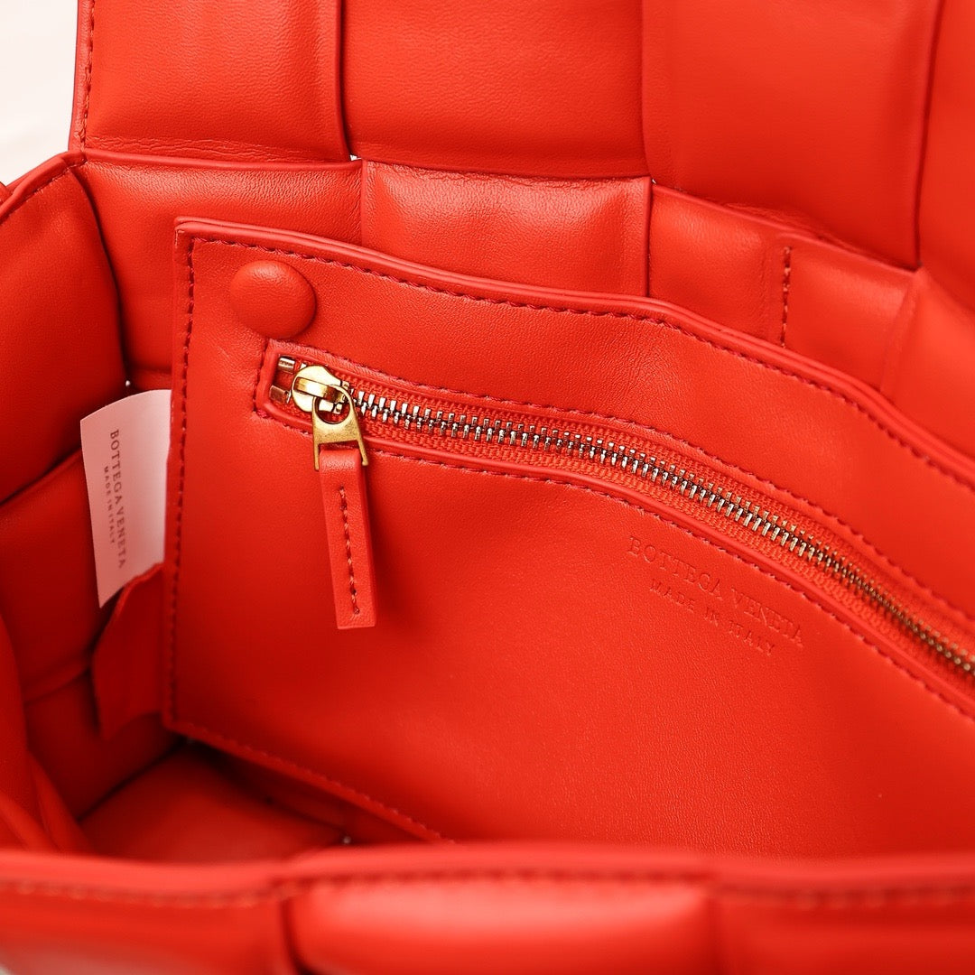 Bottega Veneta Classic size Padded Cassette leather bag 💚 - onlinechics.com