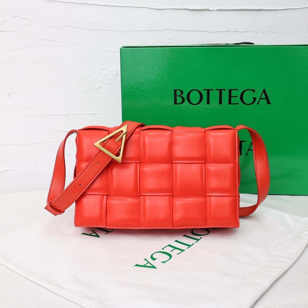 Bottega Veneta Classic size Padded Cassette leather bag 💚 - onlinechics.com