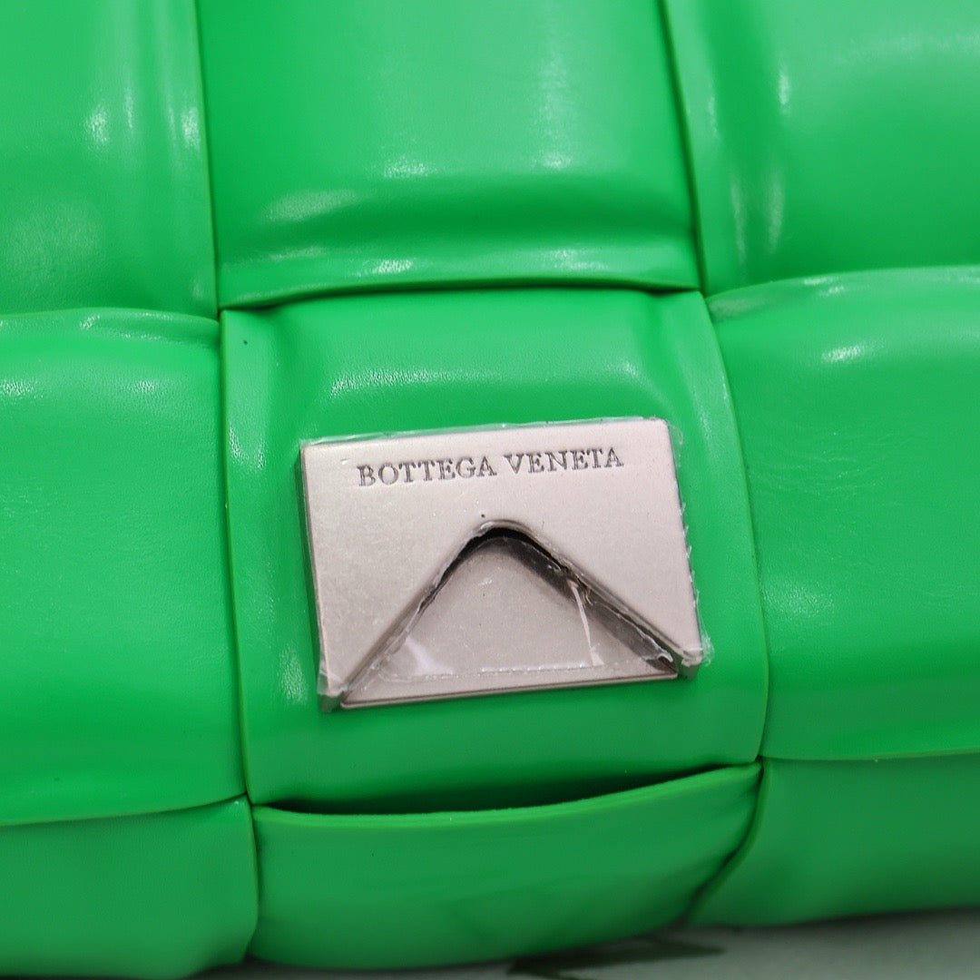 Bottega Veneta Classic size Padded Cassette leather bag 💚 - onlinechics.com