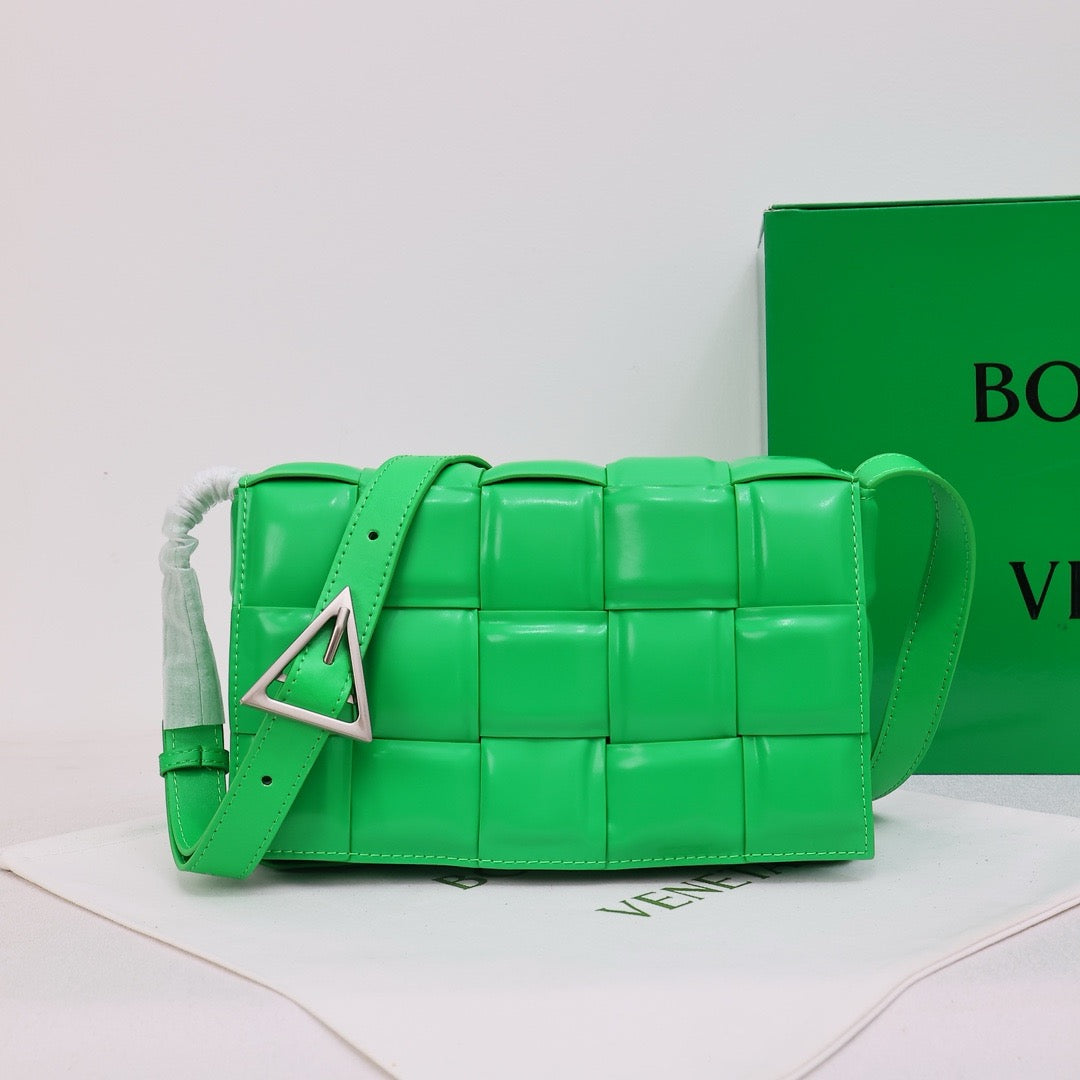 Bottega Veneta Classic size Padded Cassette leather bag 💚 - onlinechics.com