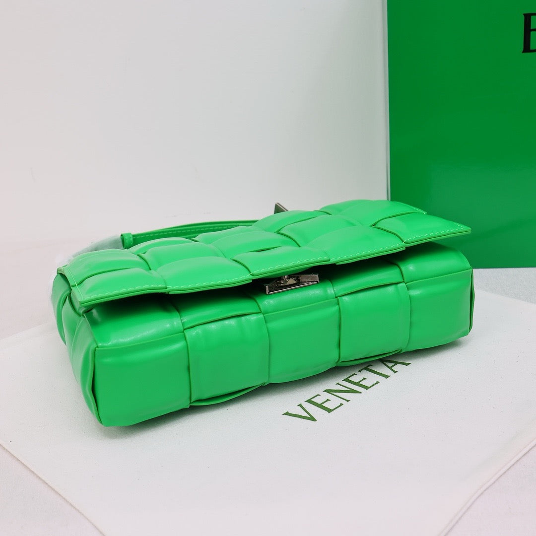 Bottega Veneta Classic size Padded Cassette leather bag 💚 - onlinechics.com