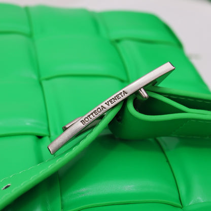 Bottega Veneta Classic size Padded Cassette leather bag 💚 - onlinechics.com