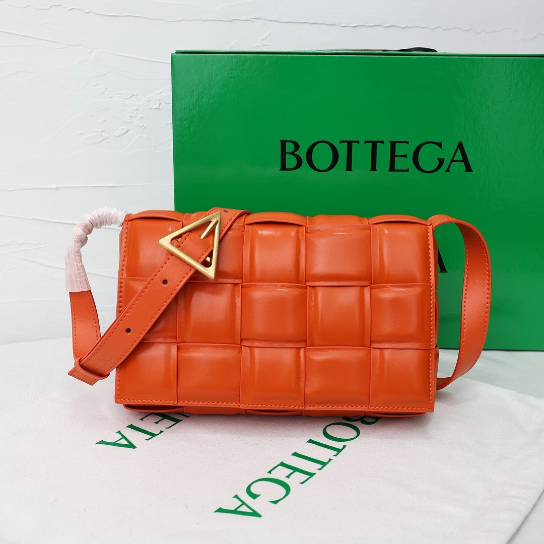 Bottega Veneta Classic size Padded Cassette leather bag 💚 - onlinechics.com