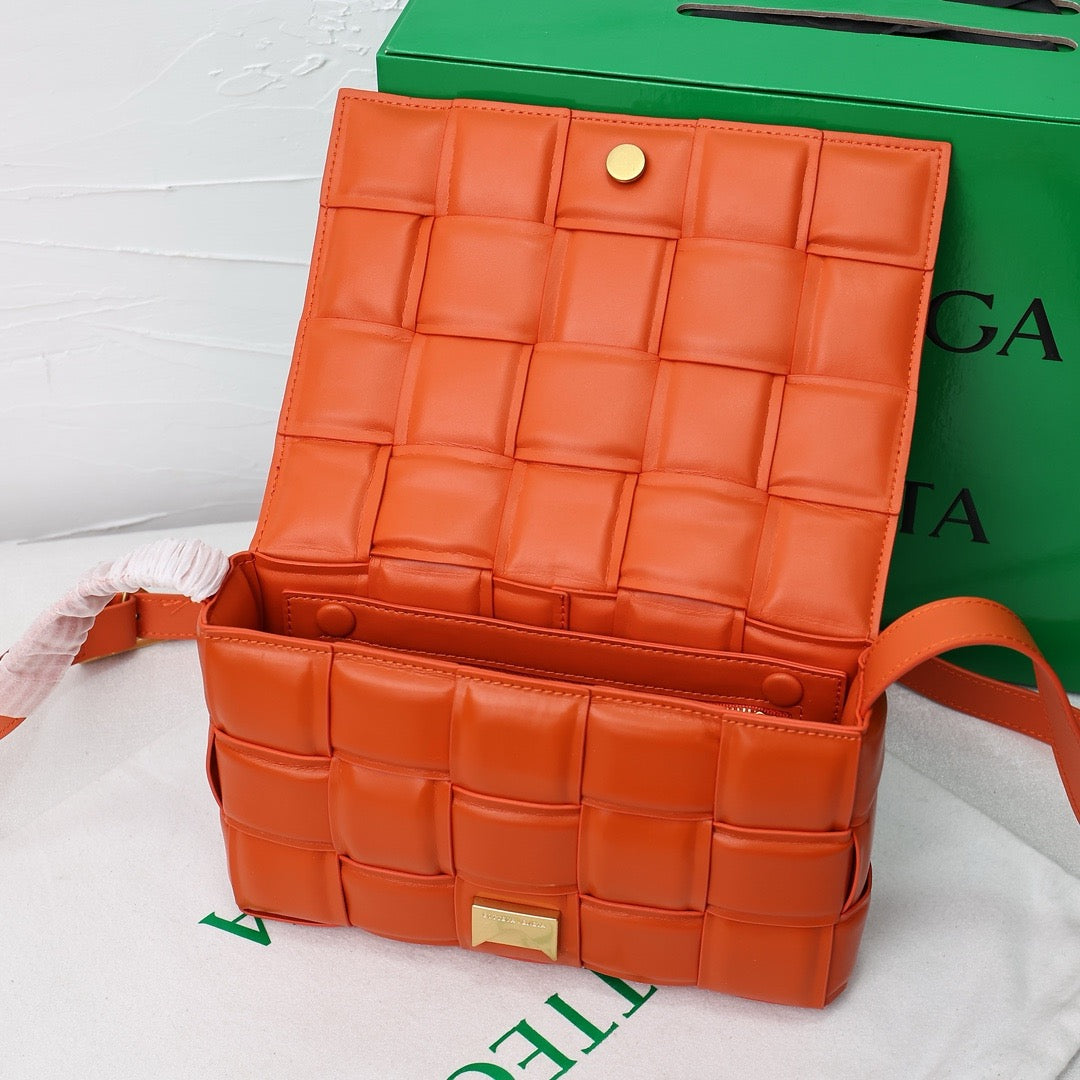 Bottega Veneta Classic size Padded Cassette leather bag 💚 - onlinechics.com