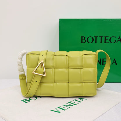 Bottega Veneta Classic size Padded Cassette leather bag 💚 - onlinechics.com