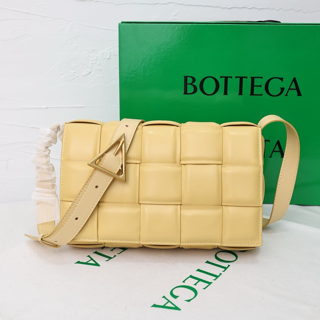 Bottega Veneta Classic size Padded Cassette leather bag 💚 - onlinechics.com