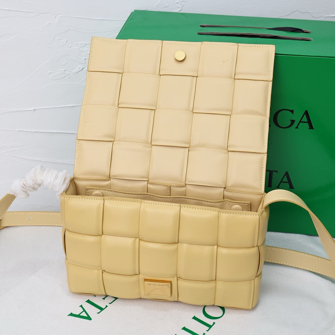 Bottega Veneta Classic size Padded Cassette leather bag 💚 - onlinechics.com