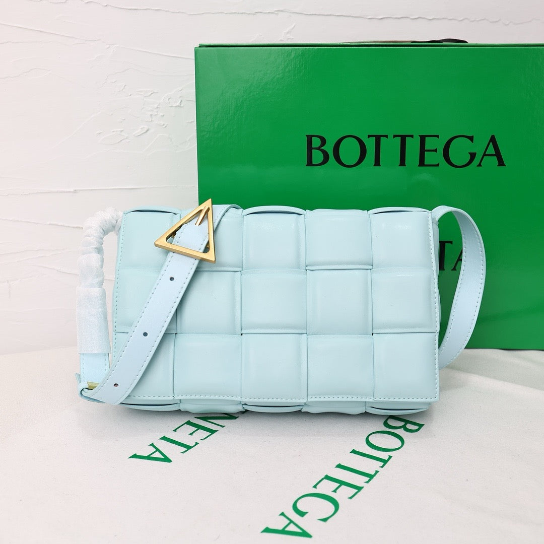 Bottega Veneta Classic size Padded Cassette leather bag 💚 - onlinechics.com