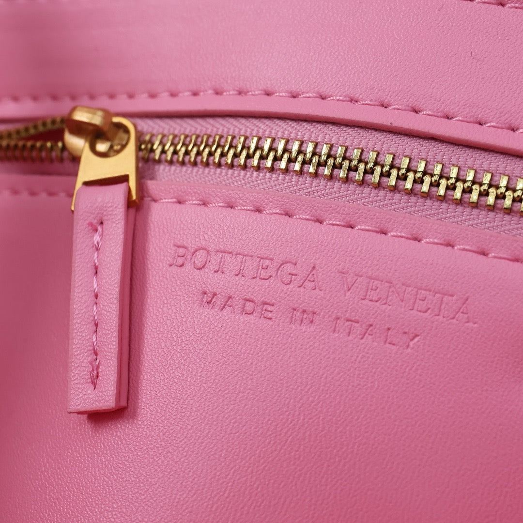 Bottega Veneta Classic size Padded Cassette leather bag 💚 - onlinechics.com