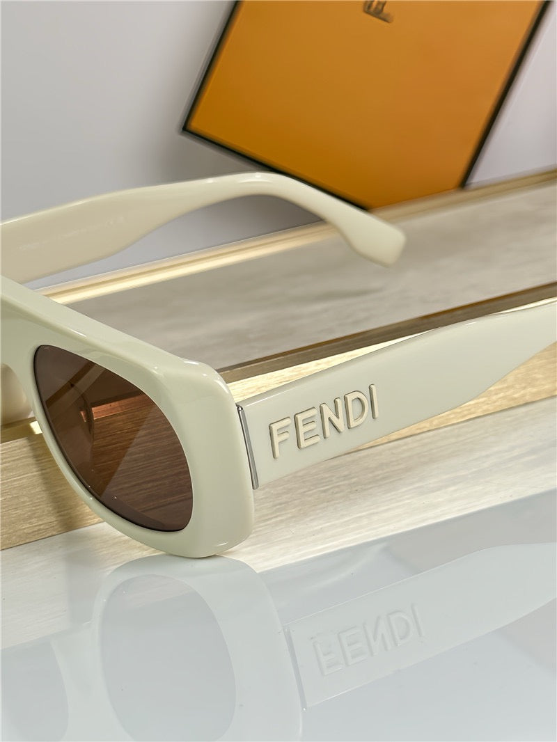 FENDI FF 40095 Logo Fendigraphy Sunglasses✨