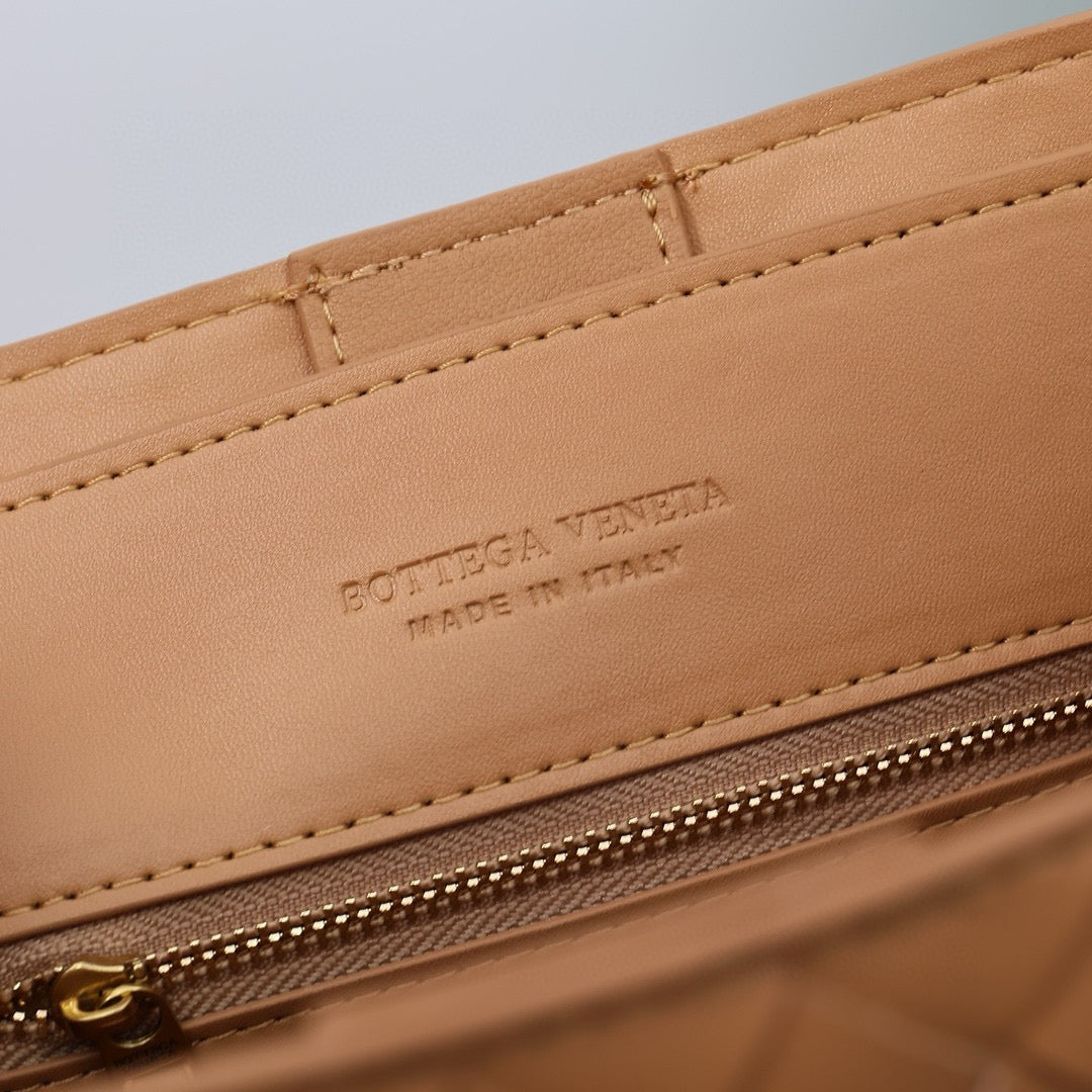 Bottega Veneta Medium Andiamo leather bag 💚 - onlinechics.com