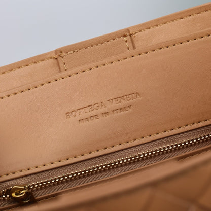 Bottega Veneta Medium Andiamo leather bag 💚 - onlinechics.com