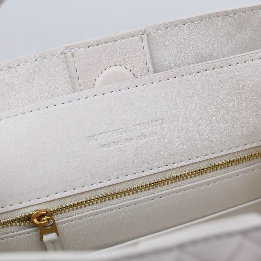 Bottega Veneta Medium Andiamo leather bag 💚 - onlinechics.com