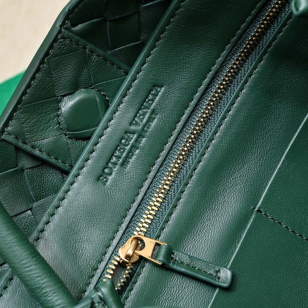 Bottega Veneta Medium Andiamo leather bag 💚 - onlinechics.com