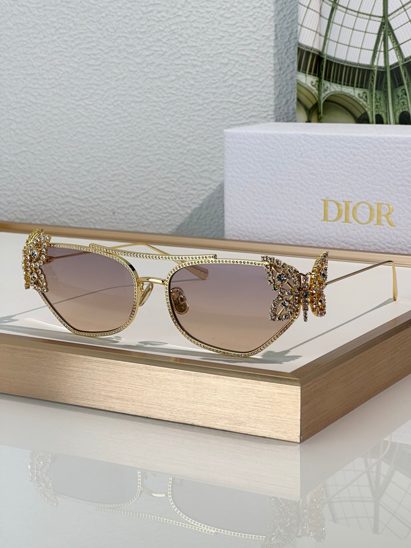 - DIOR DiorFantastica B1U Butterfly Sunglasses with Swarovski® Crystals 💎