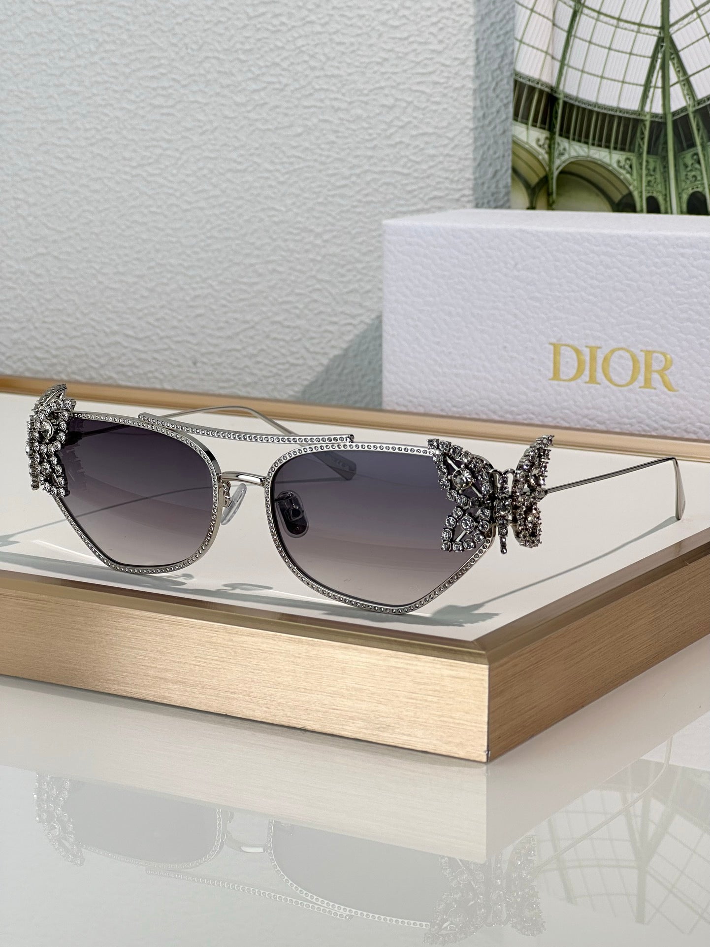 - DIOR DiorFantastica B1U Butterfly Sunglasses with Swarovski® Crystals 💎