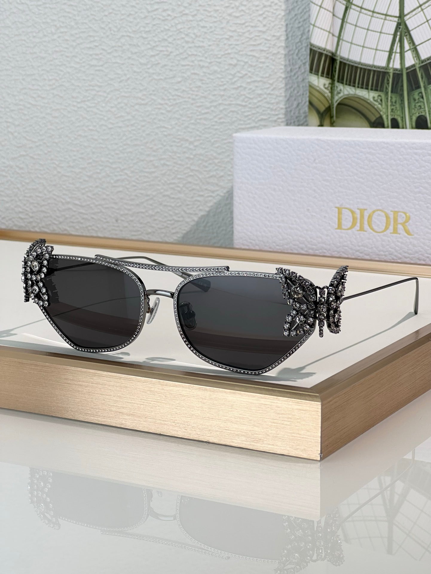 - DIOR DiorFantastica B1U Butterfly Sunglasses with Swarovski® Crystals 💎