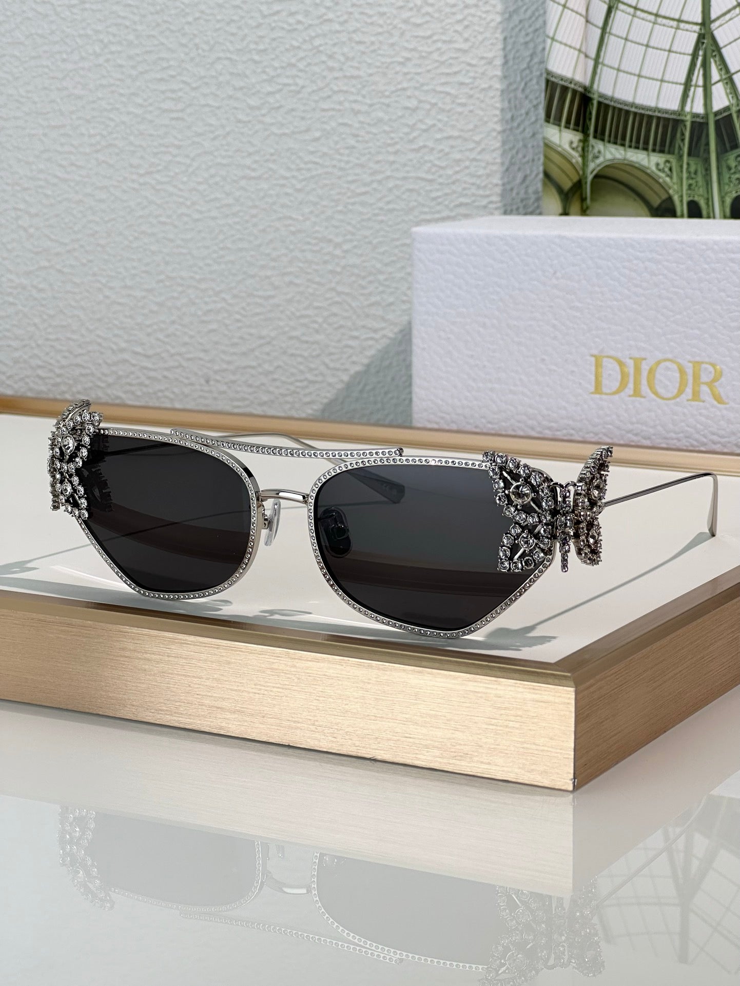 - DIOR DiorFantastica B1U Butterfly Sunglasses with Swarovski® Crystals 💎