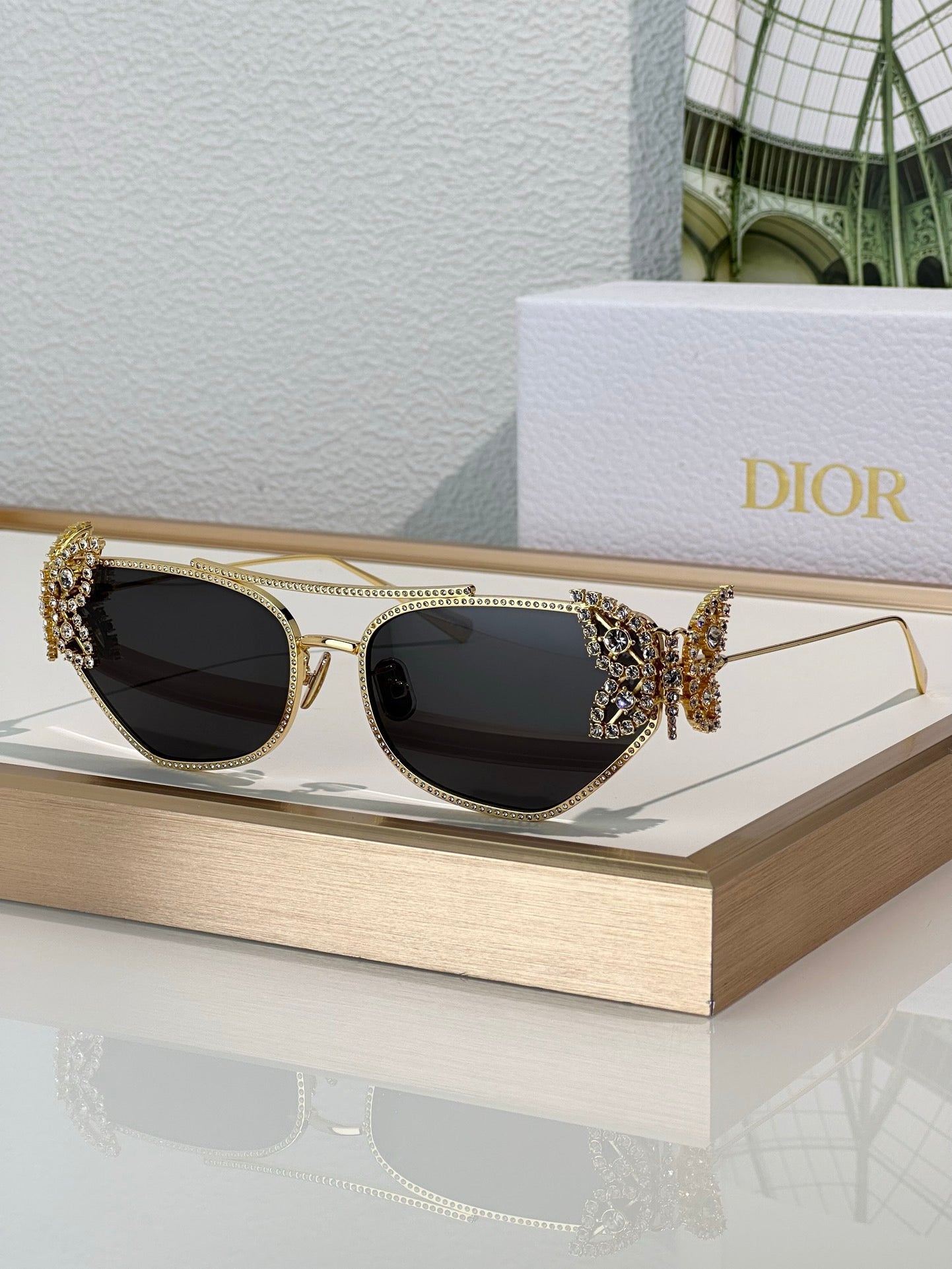 - DIOR DiorFantastica B1U Butterfly Sunglasses with Swarovski® Crystals 💎