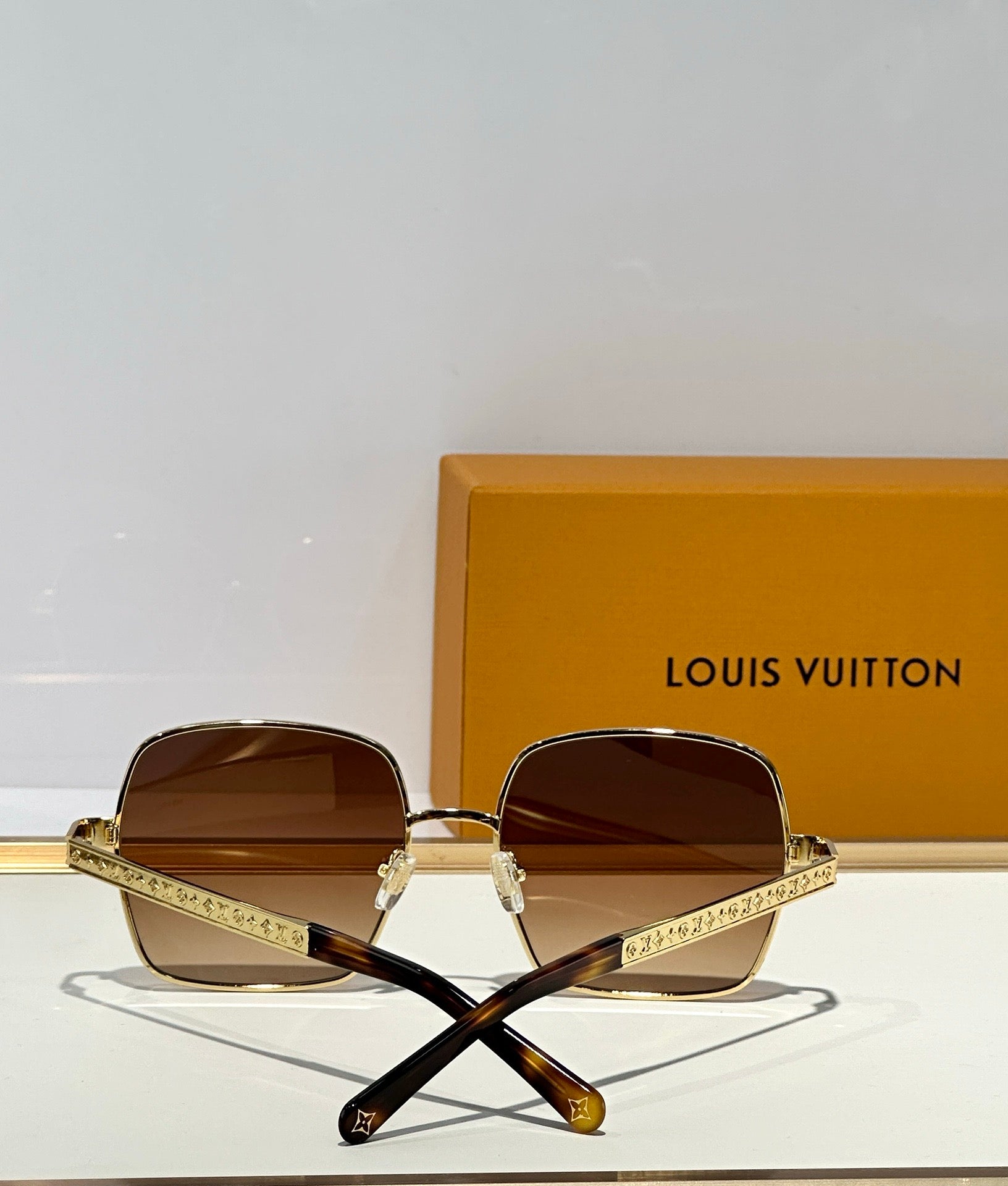 Louis Vuitton Z2955U LV Aura Square Sunglasses ✨ | onlinechics