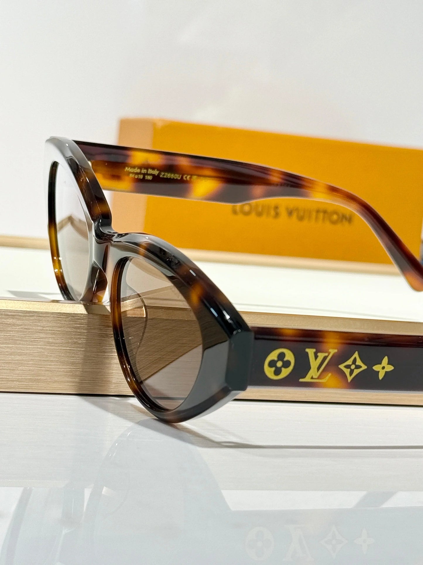 Louis Vuitton Z2686U New LV Line Cat Eye Sunglasses ✨.