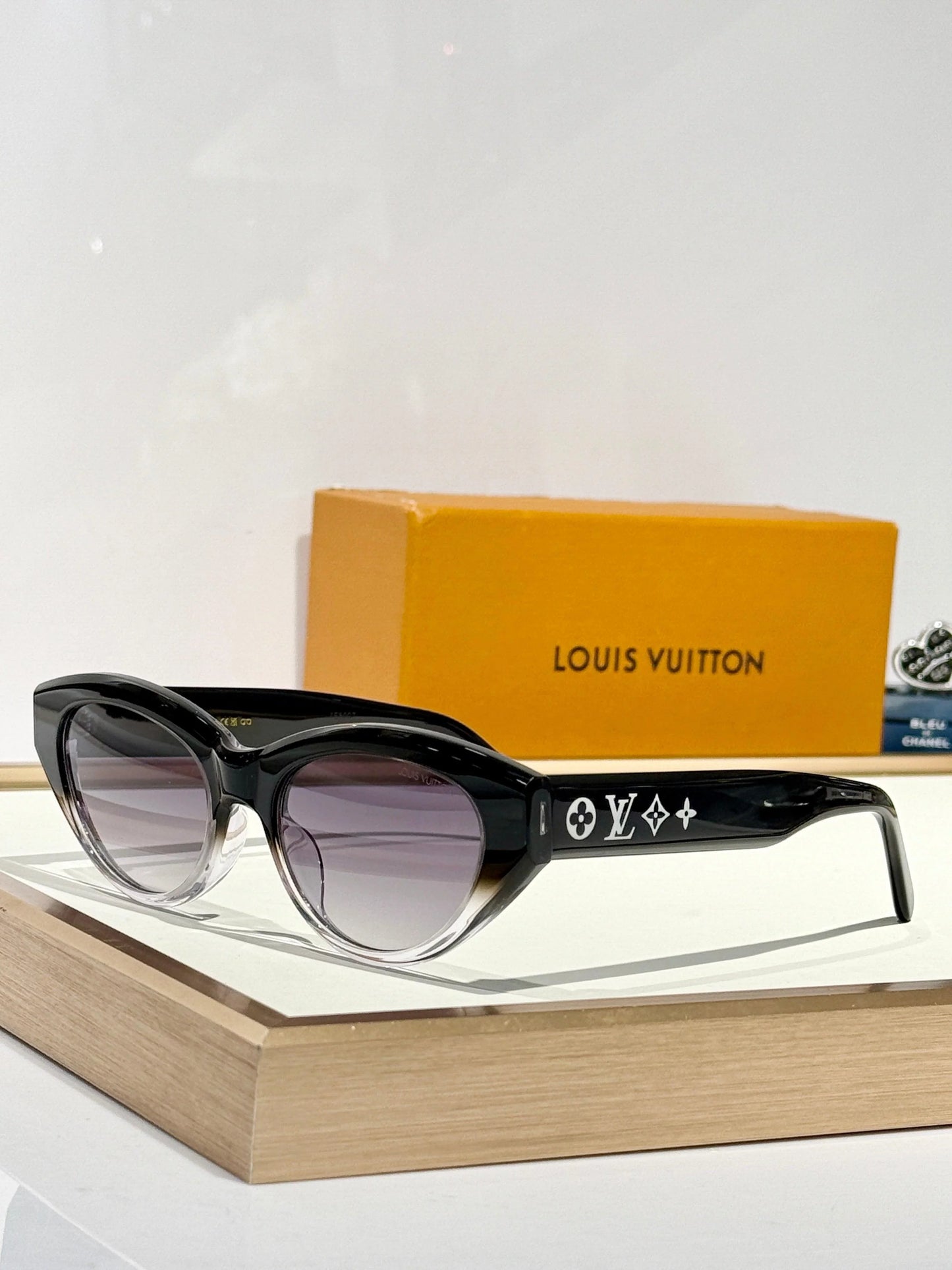 Louis Vuitton Z2686U New LV Line Cat Eye Sunglasses ✨.