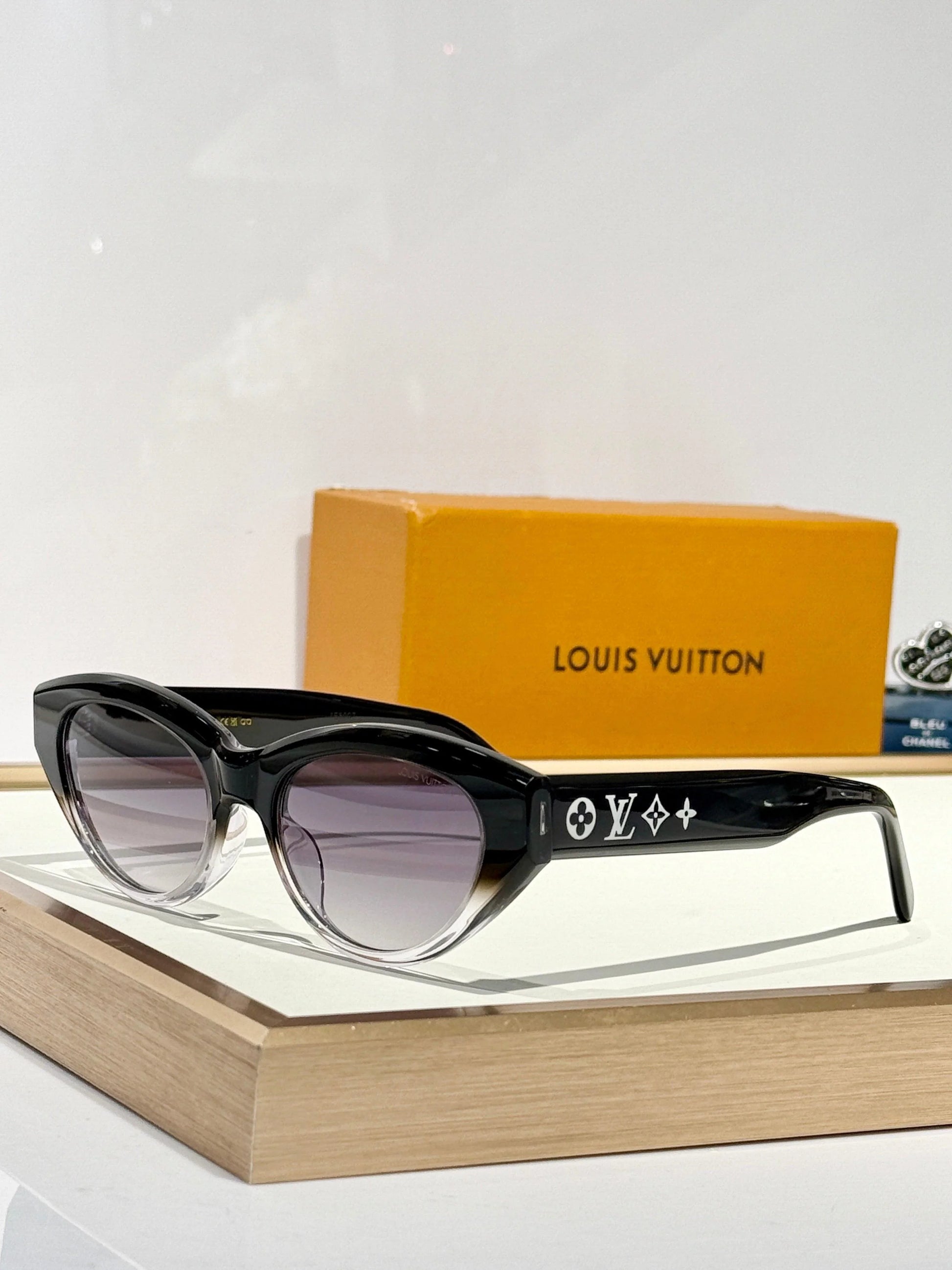 Louis Vuitton Z2686U New LV Line Cat Eye Sunglasses ✨.