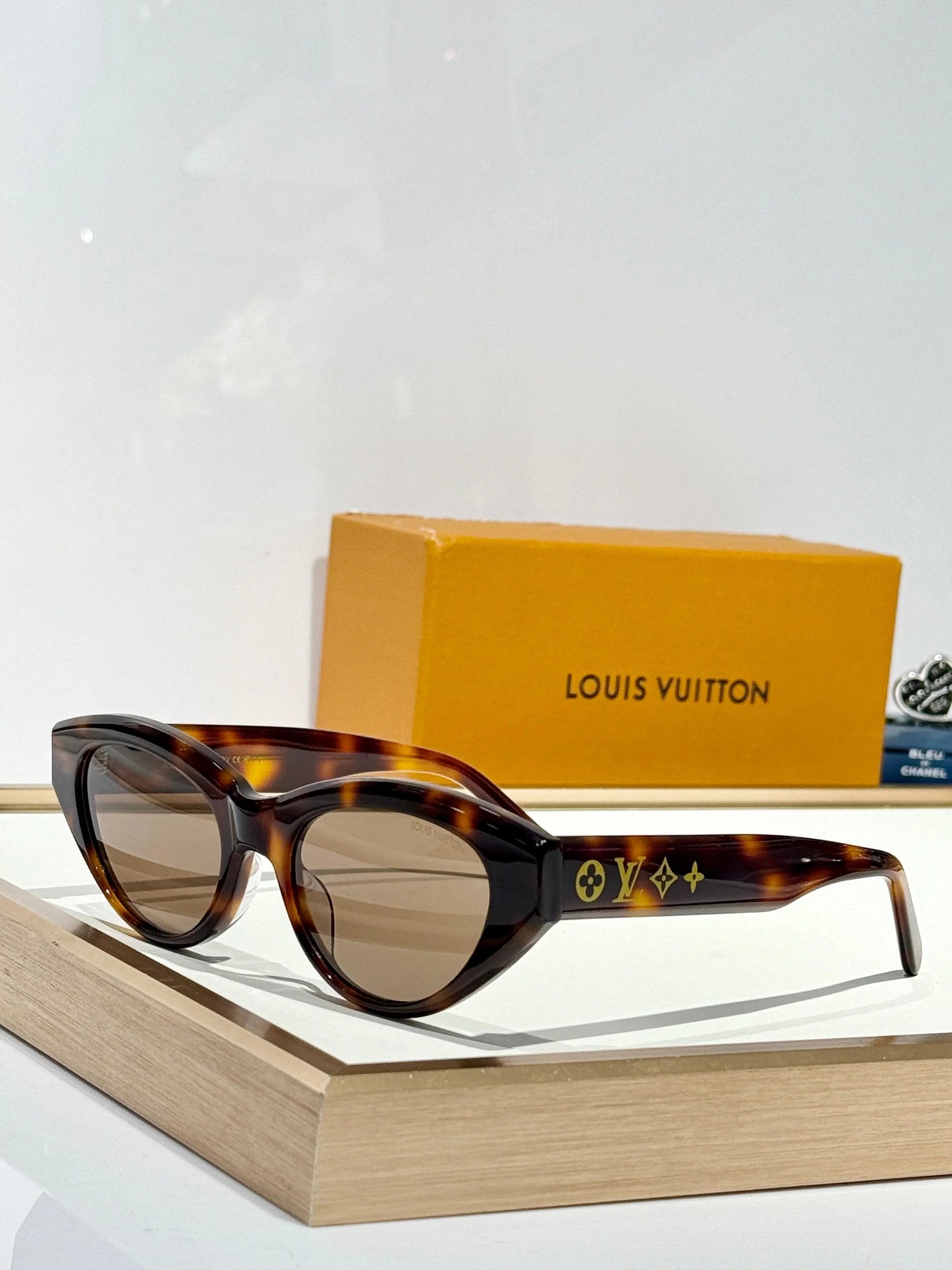 Louis Vuitton Z2686U New LV Line Cat Eye Sunglasses ✨.