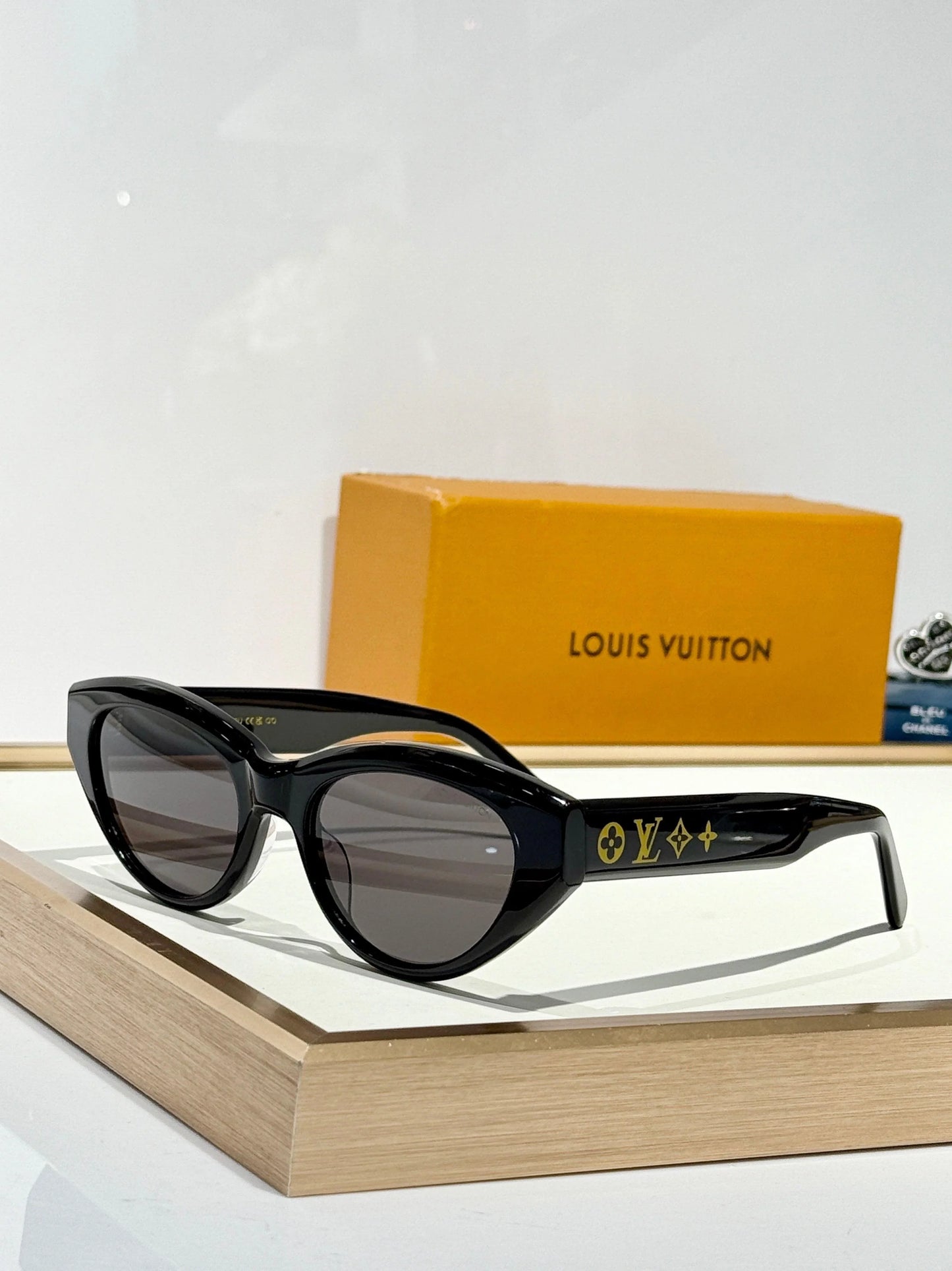 Louis Vuitton Z2686U New LV Line Cat Eye Sunglasses ✨.