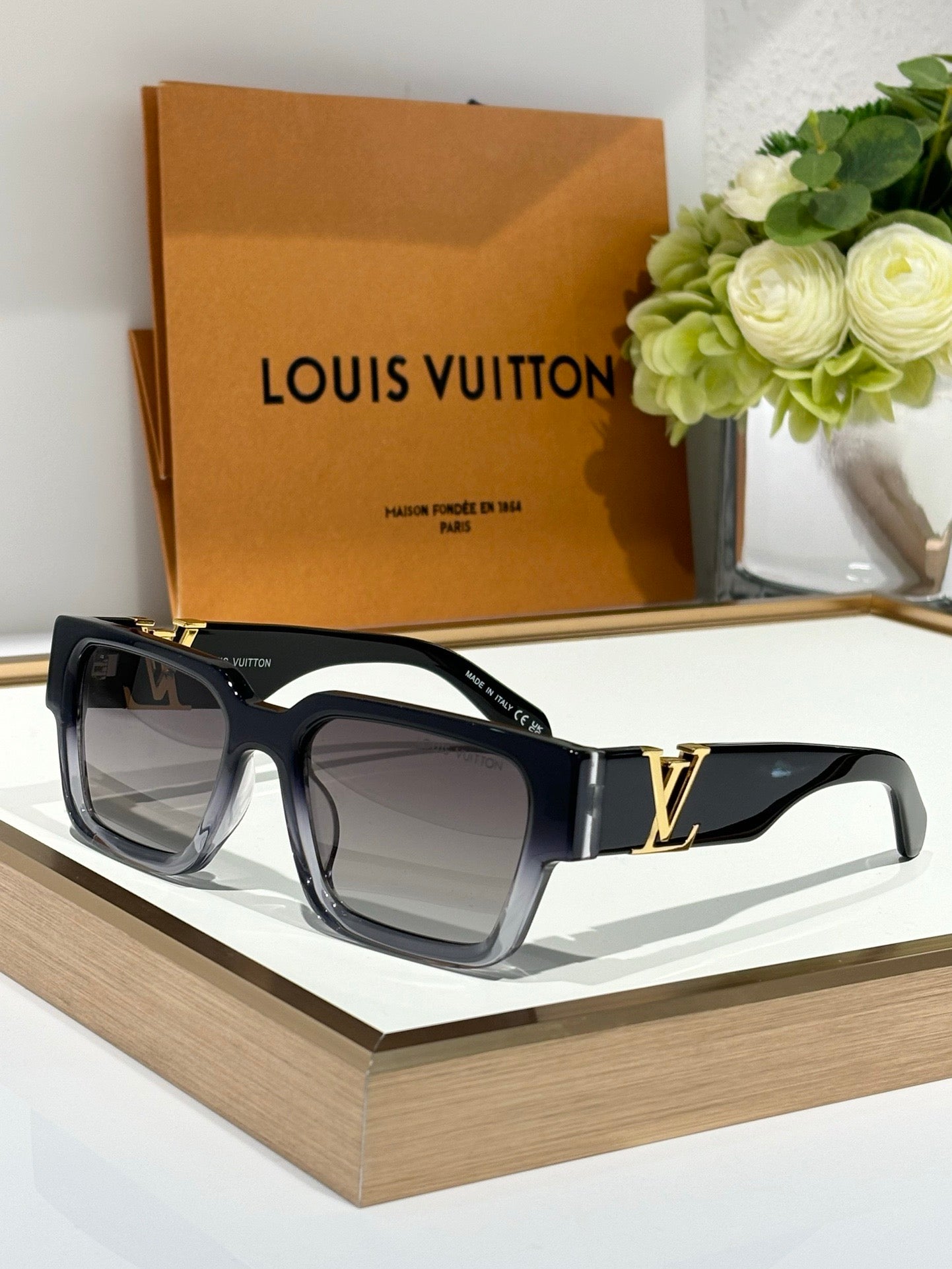 Louis Vuitton Z2178E LV Sleek Square Large Sunglasses ✨ | onlinechics
