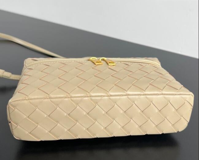 Bottega Veneta Bang Bang Vanity Case in Intrecciato Leathers 💚 - onlinechics.com