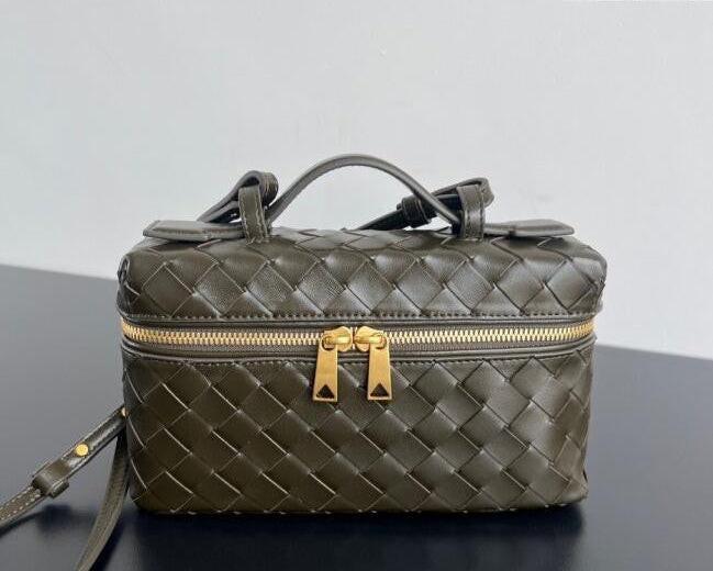 Bottega Veneta Bang Bang Vanity Case in Intrecciato Leathers 💚