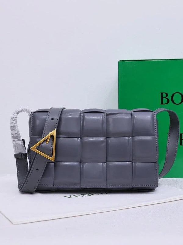 Bottega Veneta Classic size Padded Cassette leather bag 💚