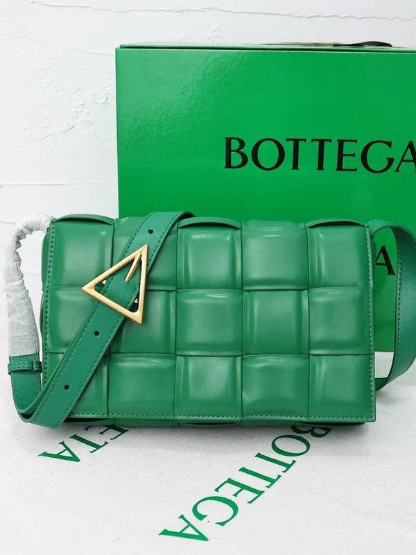 Bottega Veneta Classic size Padded Cassette leather bag 💚